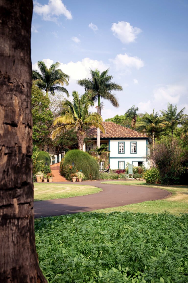 foto profissional de uma paisagem com uma casa antiga ao fundo