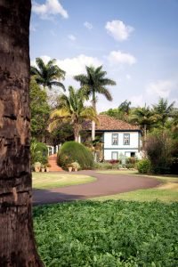 foto profissional de uma paisagem com uma casa antiga ao fundo